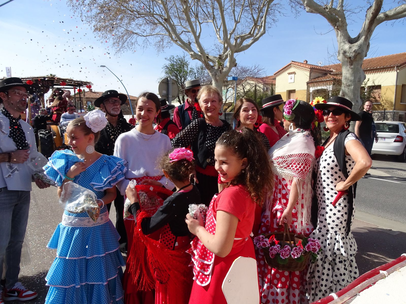 Danseuses et enfants au carnaval